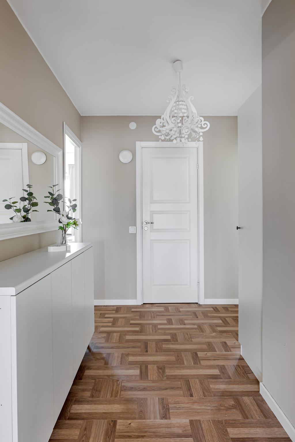 Hall mot sovrum 1 och 2 samt badrum