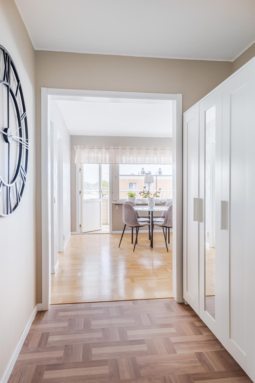 Hall mot vardagsrummet