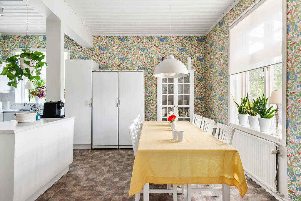 Kök med plats för stort matbord 