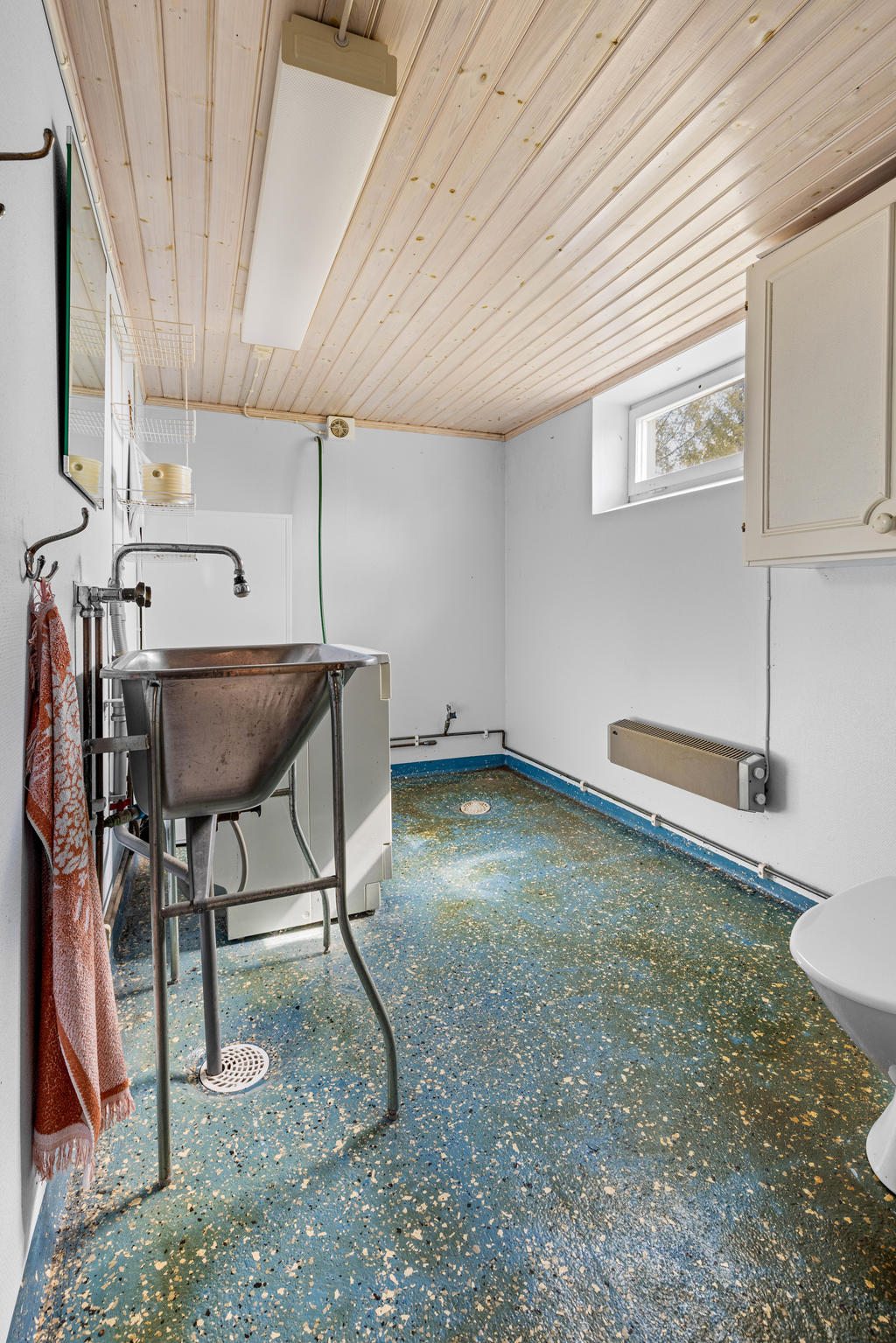 KÄLLARE: Tvättstuga med tvättmaskin, tvättho och wc