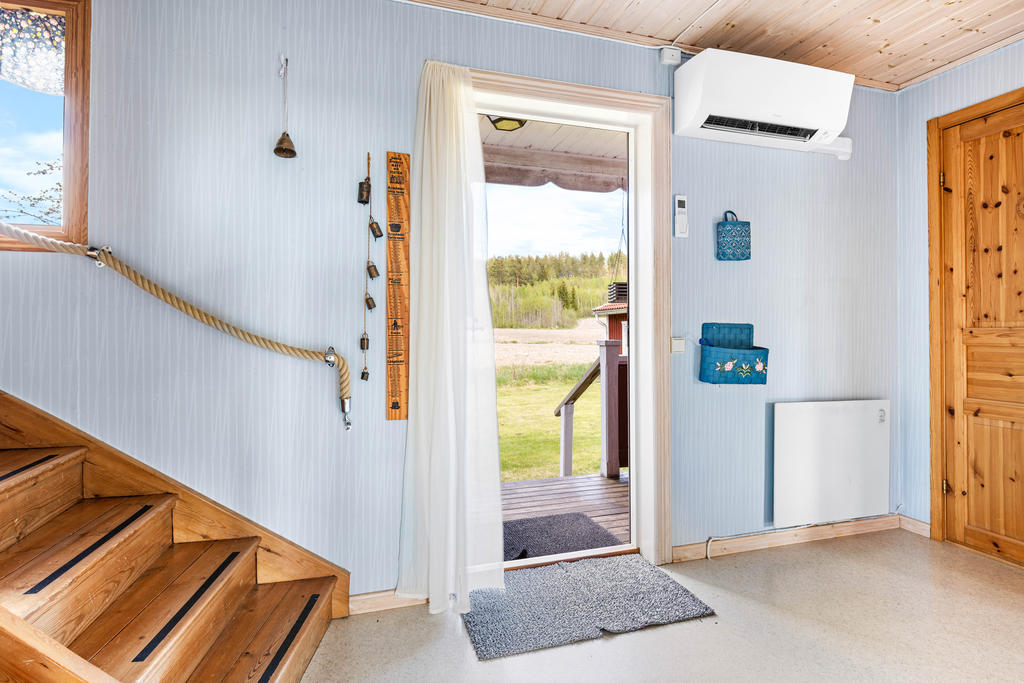 Entré via förstukvist in i hallen