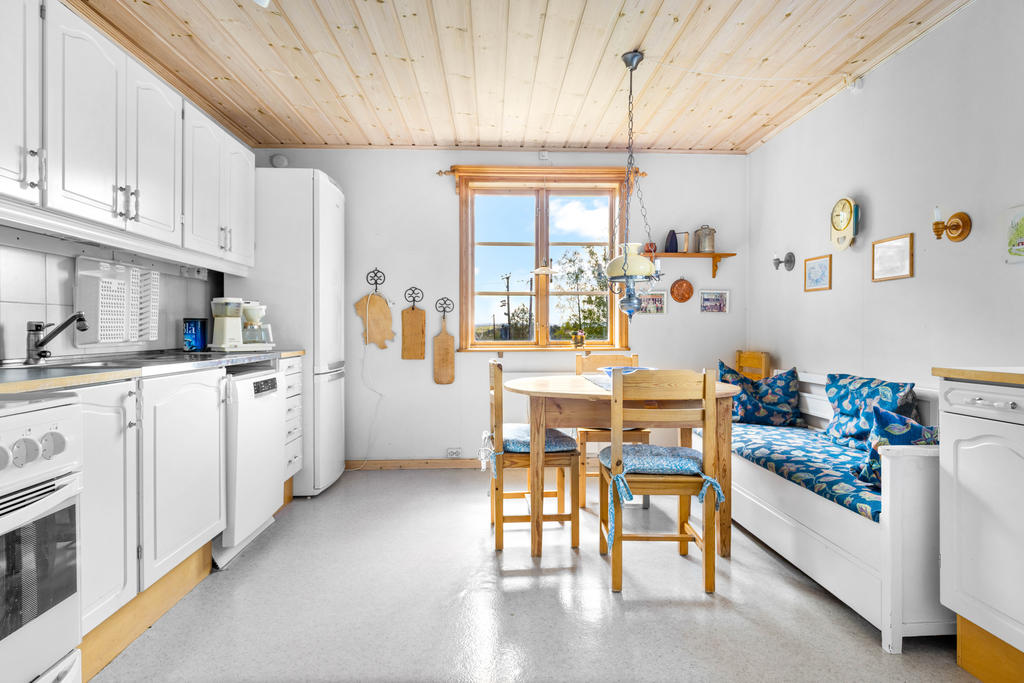 Ljust kök med plats för matbord