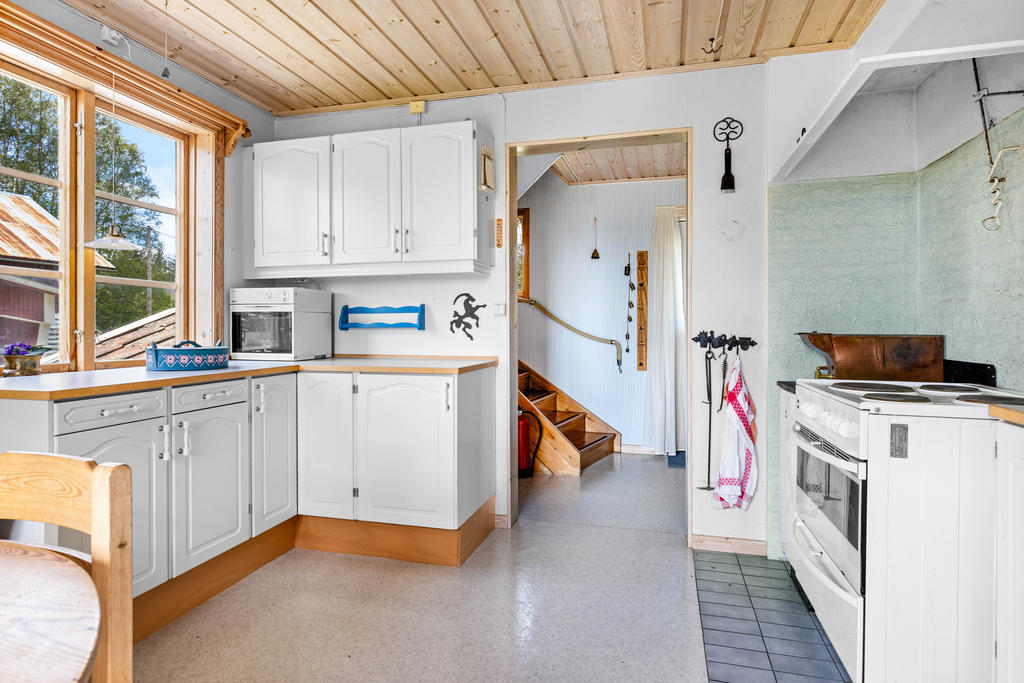 I köket finns spis, fläkt, kyl/frys och diskmaskin