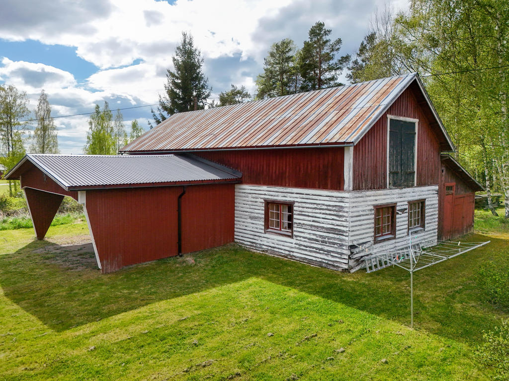 Ekonomibyggnad med carport, inrett gästrum, vedbod, snickarbod, loge och stora förrådsutrymmen
