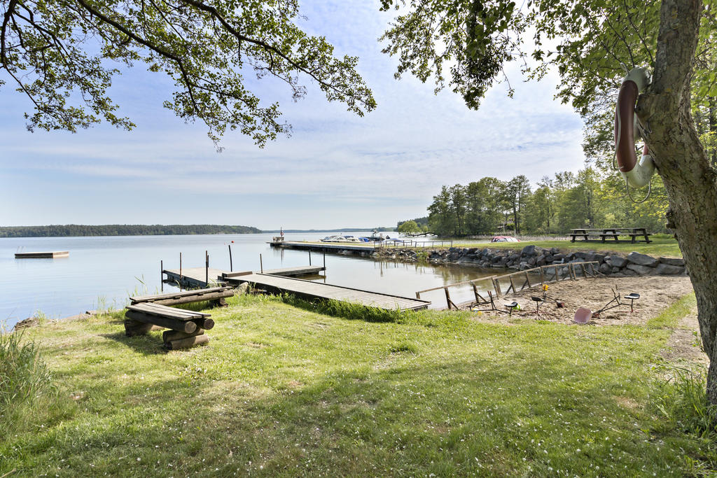 Den gemensamma badplatsen och båtbryggan. Här finns även en bastuflotte.