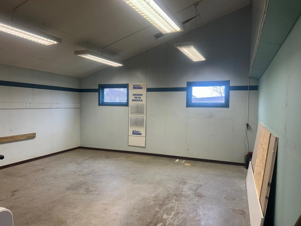 Rejält utrymme vid garage.