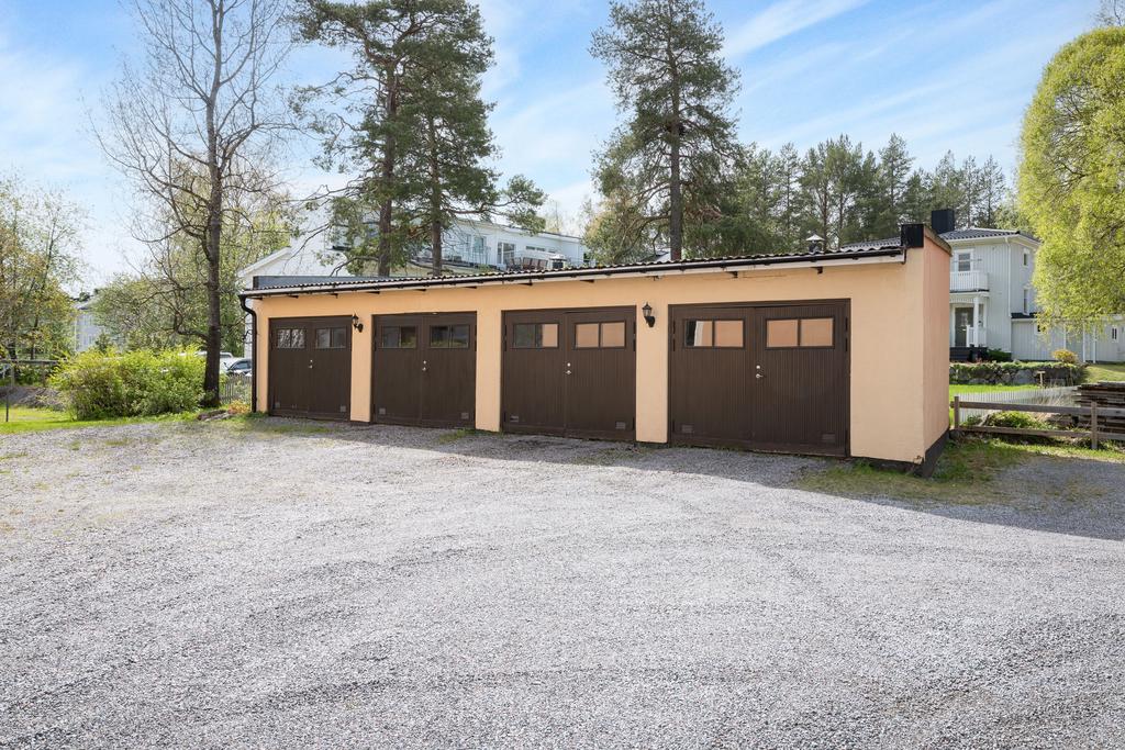 Garagelänga, ett av garagen blir ledig för köparen
