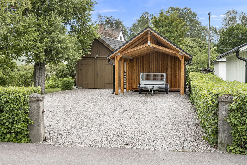 Grusad uppfart med carport och garage 