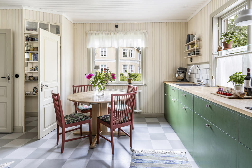 Kök med ingångsskafferi 
