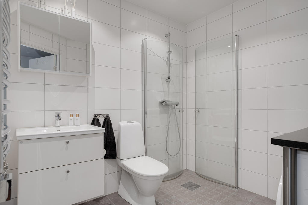 Helkaklat WC & duschrum med både tvättmaskin & torktumlare
