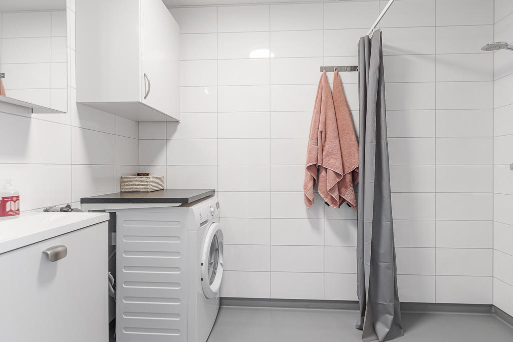 WC & dusch med tvättmaskin