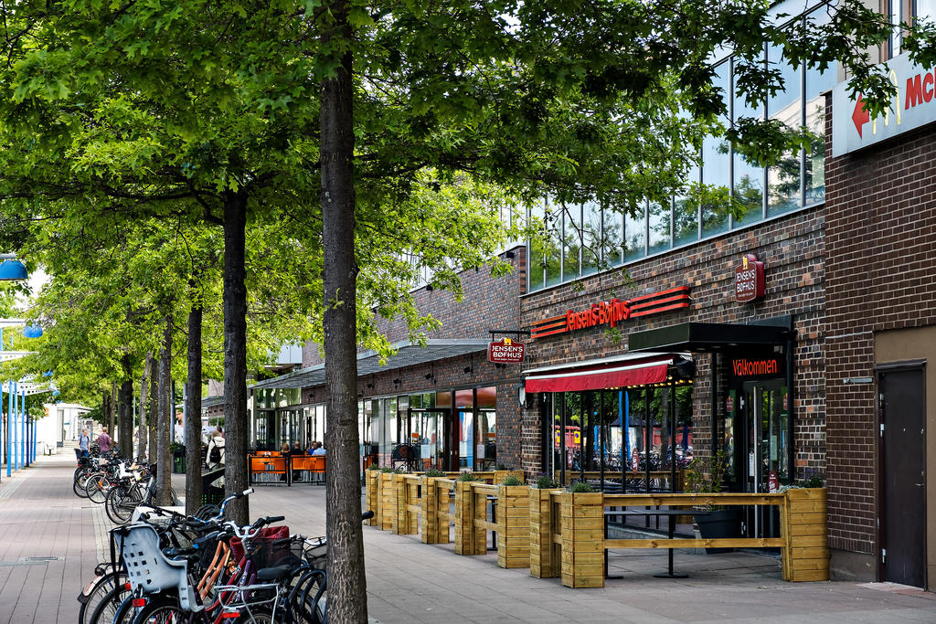 Besök gärna Frölunda Torg med ca 80 butiker och restauranger.
