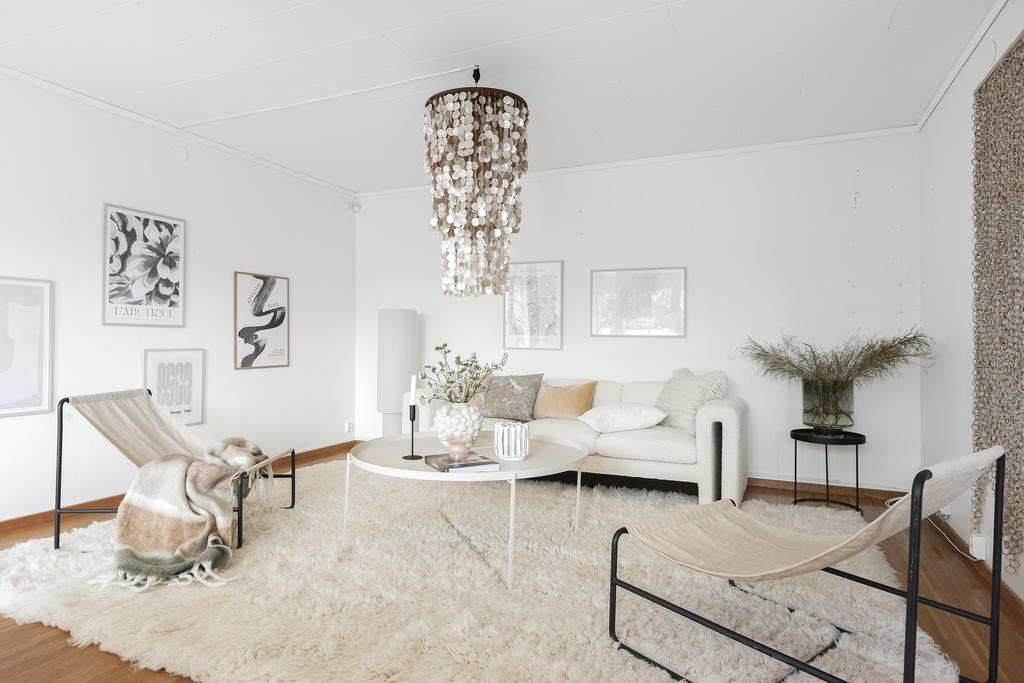 Rymligt med plats för både soffa och matbord.