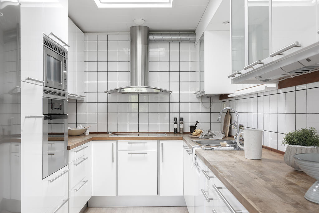 Lättarbetat kök med allt nära till hands.
