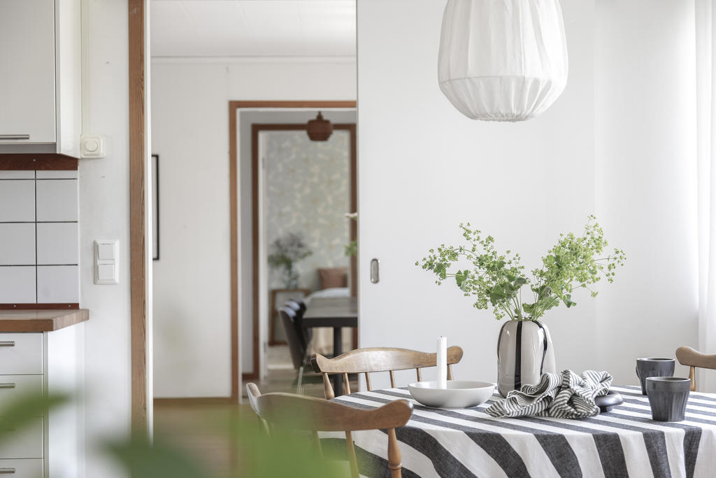 Från entréhallen har man fri sikt genom hela huset.