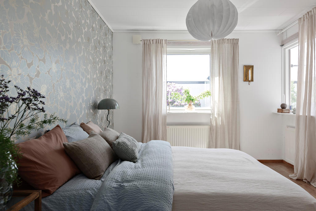 Fint masterbedroom med garderober samt en walk-in-closet.