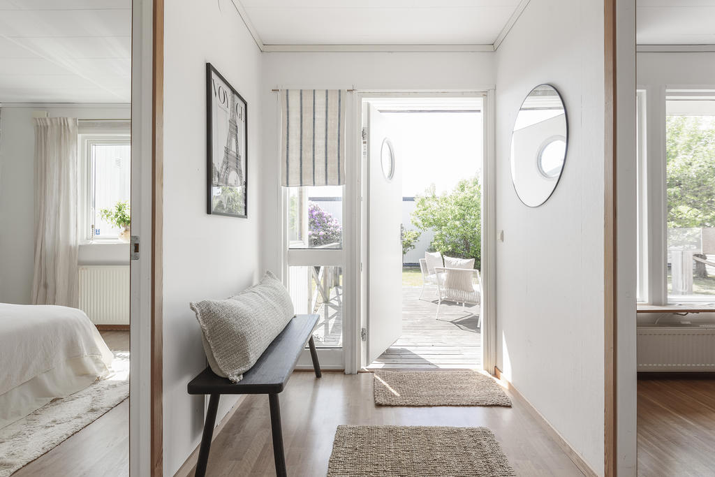 Finns ytterligare en entré mellan masterbedroom och vardagsrummet.
