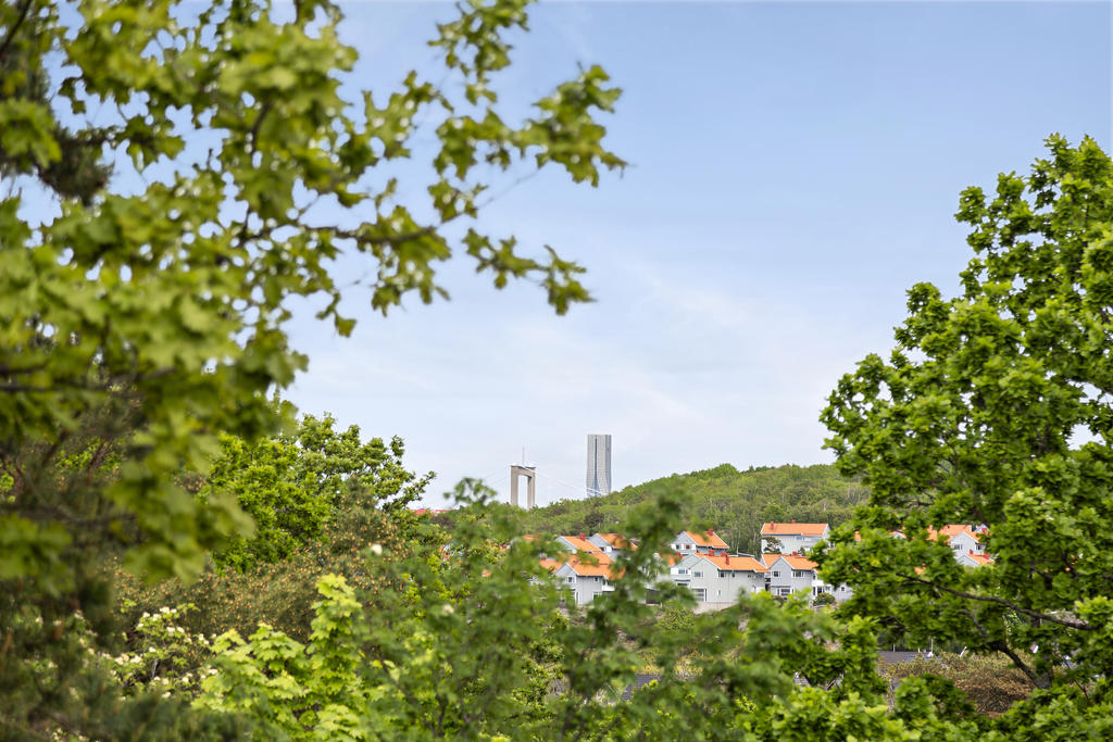 Promenera uppåt i naturen för att se både vatten och kända landmärken för Göteborg