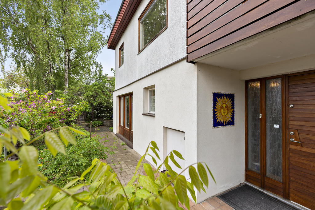 Runt om huset samsas träaltanen med vacker stensättning. Trädgården går i japansk stil med fina planteringar med små gångar emellan i sluttningen