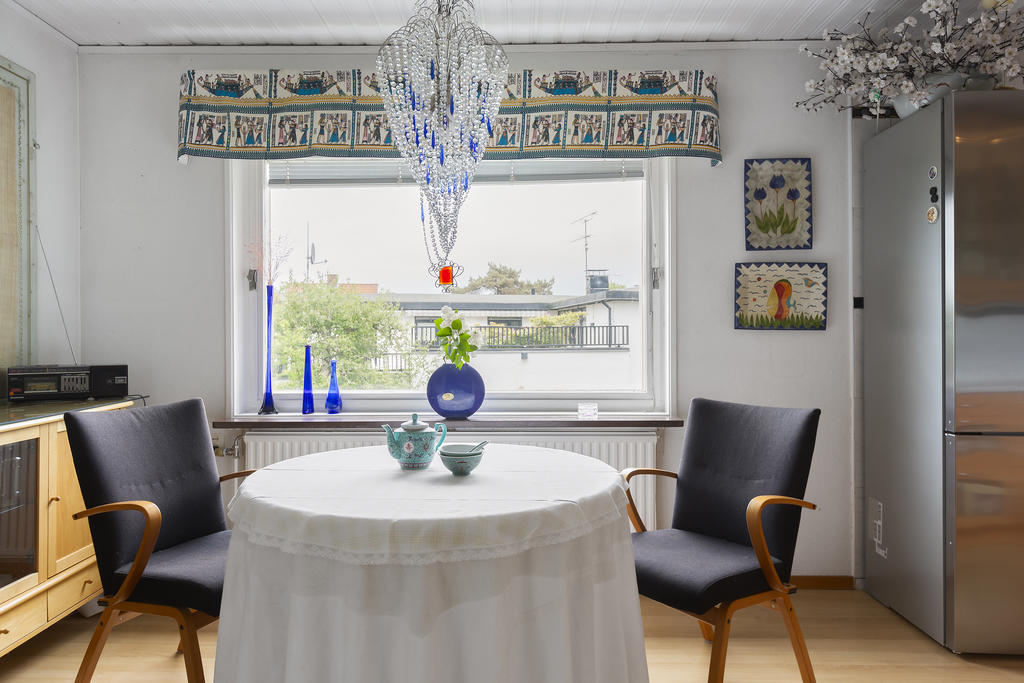 Matplats framför fönstret i köket