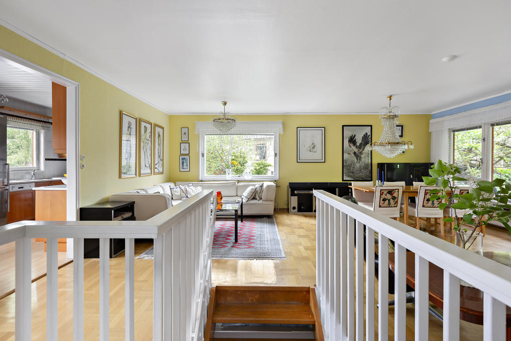 Plats för såväl soffgrupp, matsalsbord och läshörna