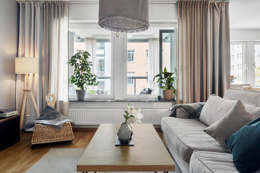 Vardagsrummet med fönster ut mot balkongen i sydväst