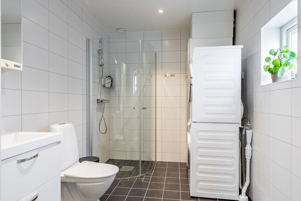 Badrum på entréplan med både tvättmaskin och torktumlare