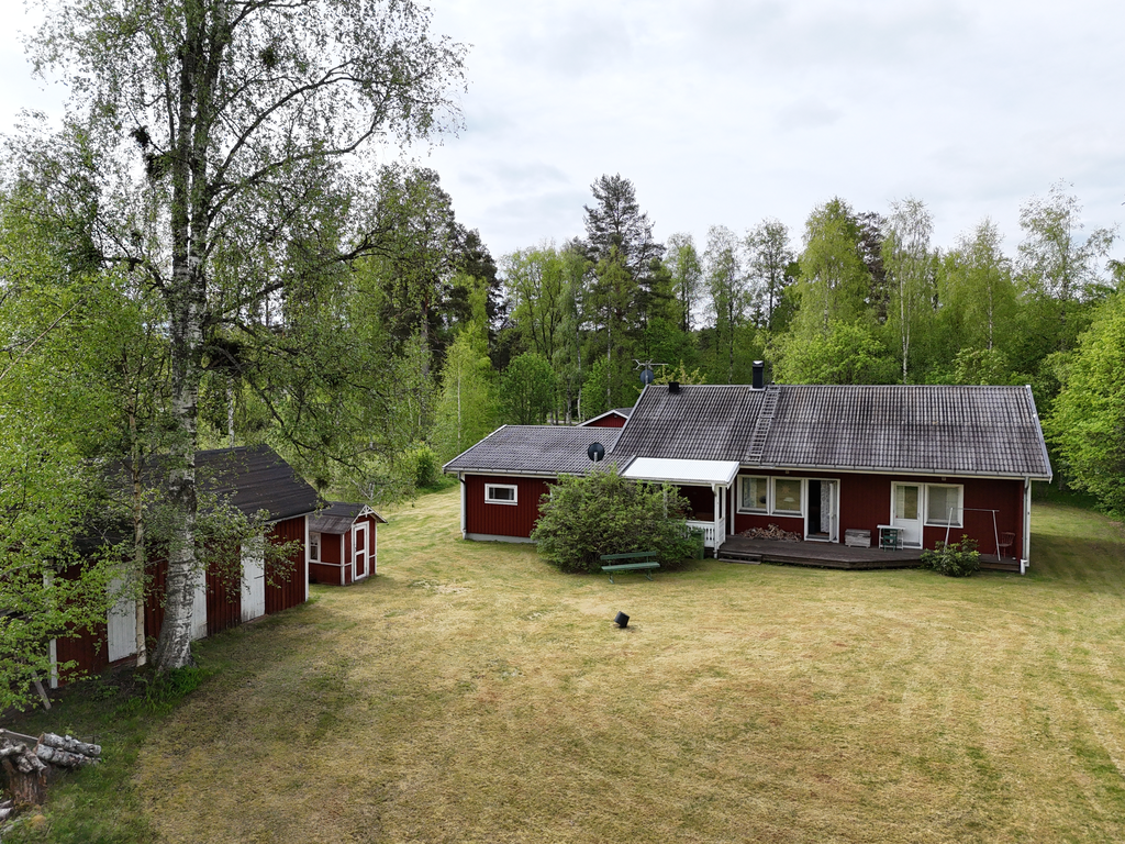 Husets baksida.