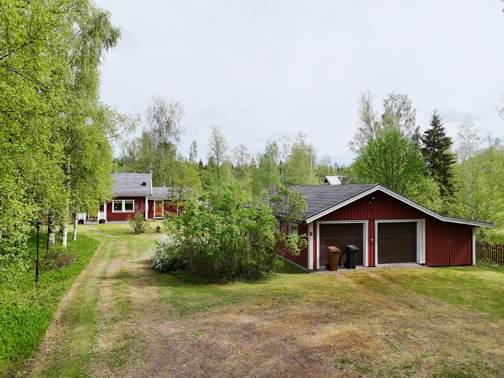 Här finner du även ett dubbelgarage med en isolerad och uppvärmd del.