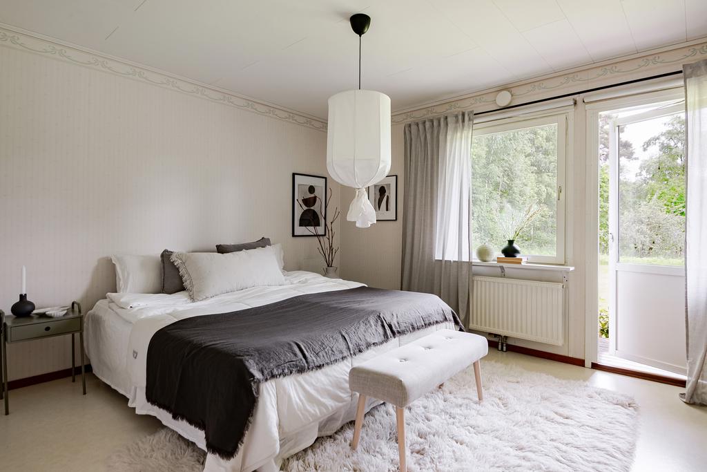 Det stora sovrummet med en altandörr.