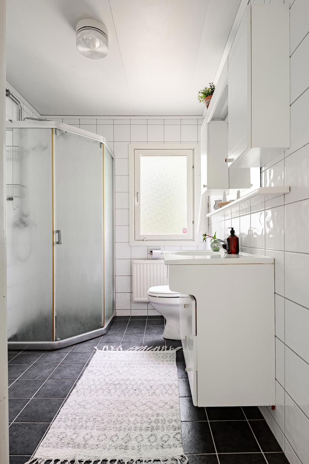 WC med dusch. Fräscht i kakel och klinker.