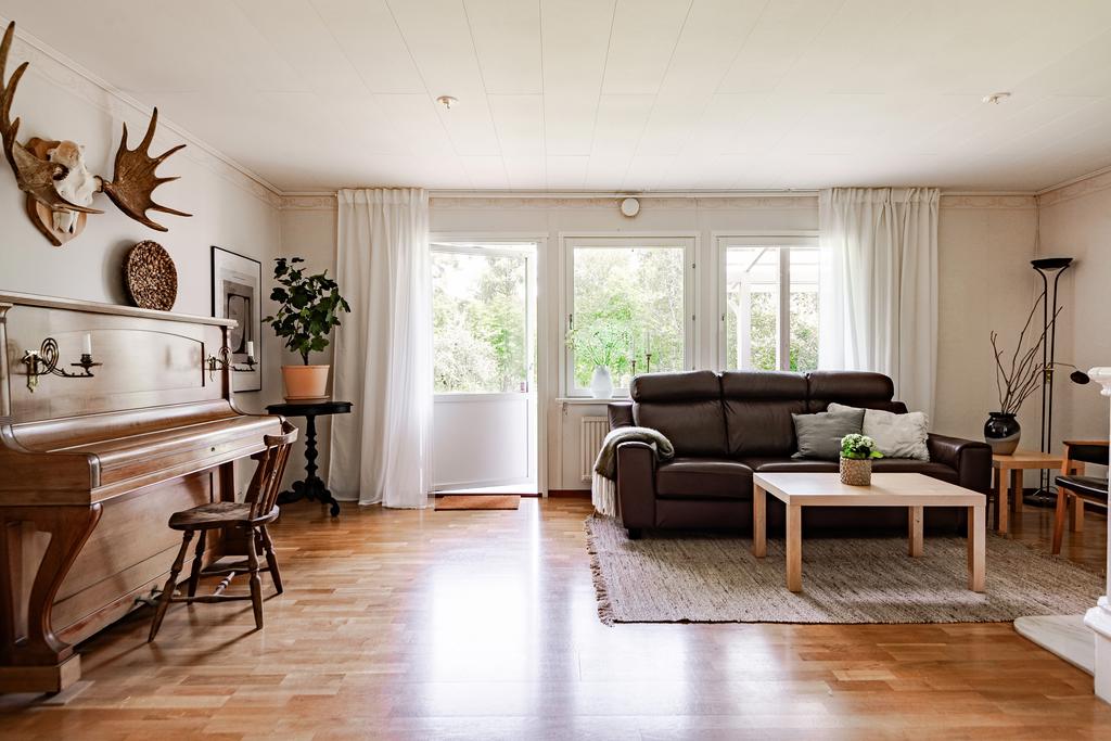 Stora fönster med mycket ljusinsläpp. 