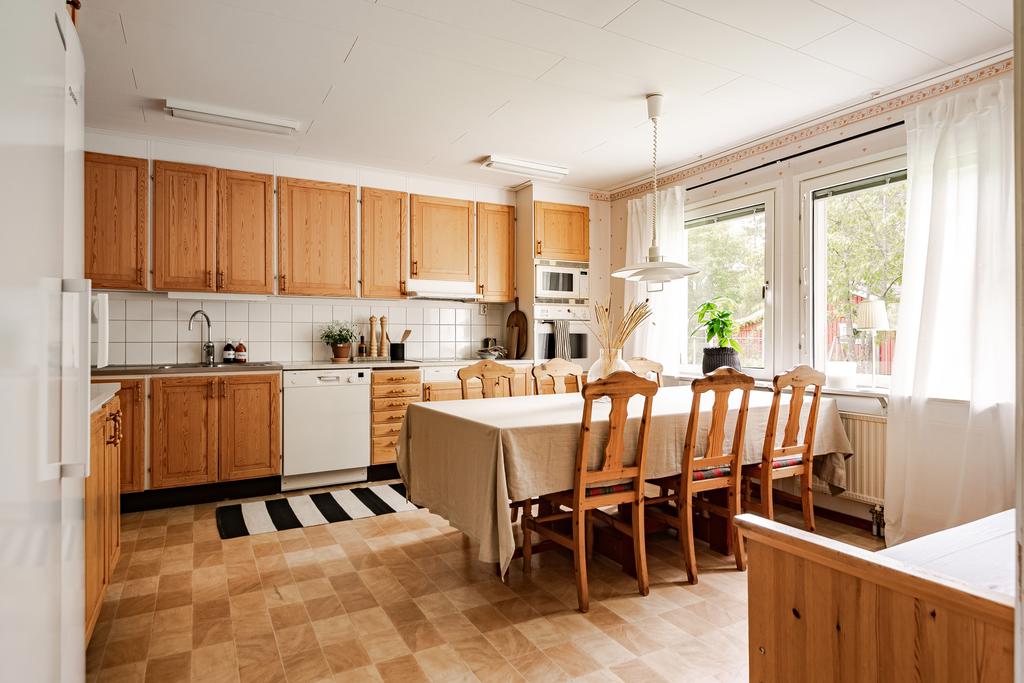 Det rymliga köket med gott om plats för vänner och familj. 