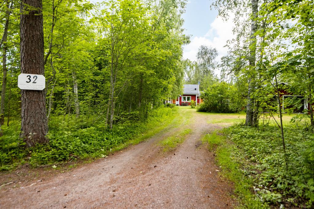 Välkommen in till Heduddsvägen 32. 