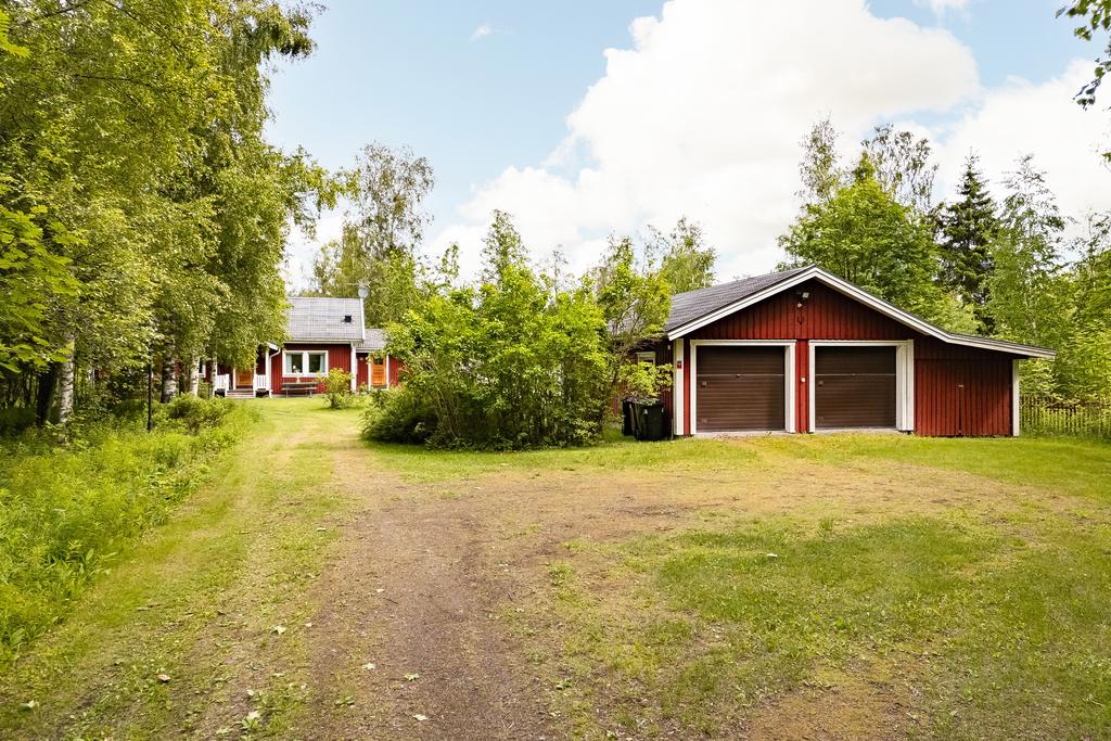 Här finner du även ett dubbelgarage med en isolerad och uppvärmd del.