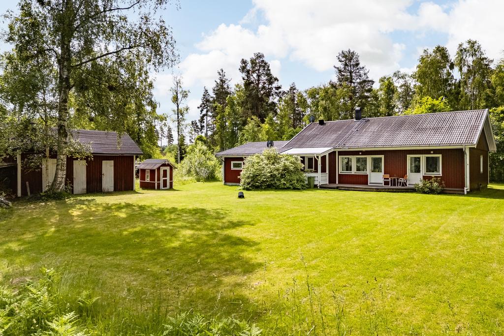 En mysig tomt med stor potential. 