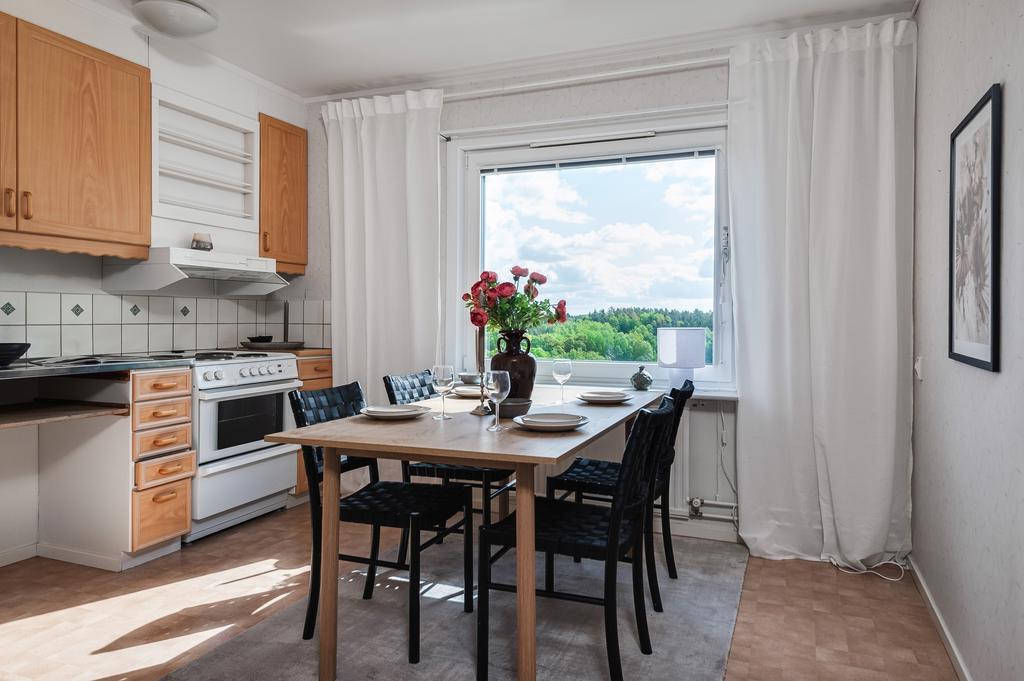 Plats för matbord invid fönstret