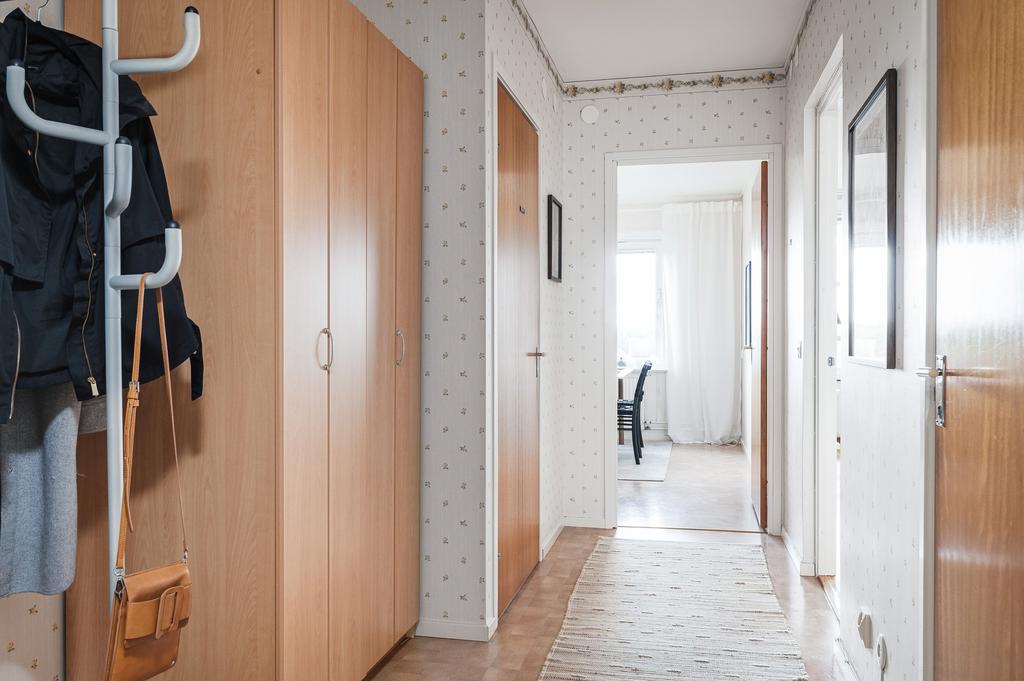 Hall med förvaringsmöjligheter och klädkammare i anslutning