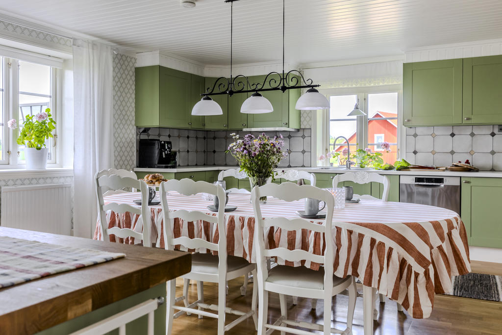 Kök med plats för större köksmöbel