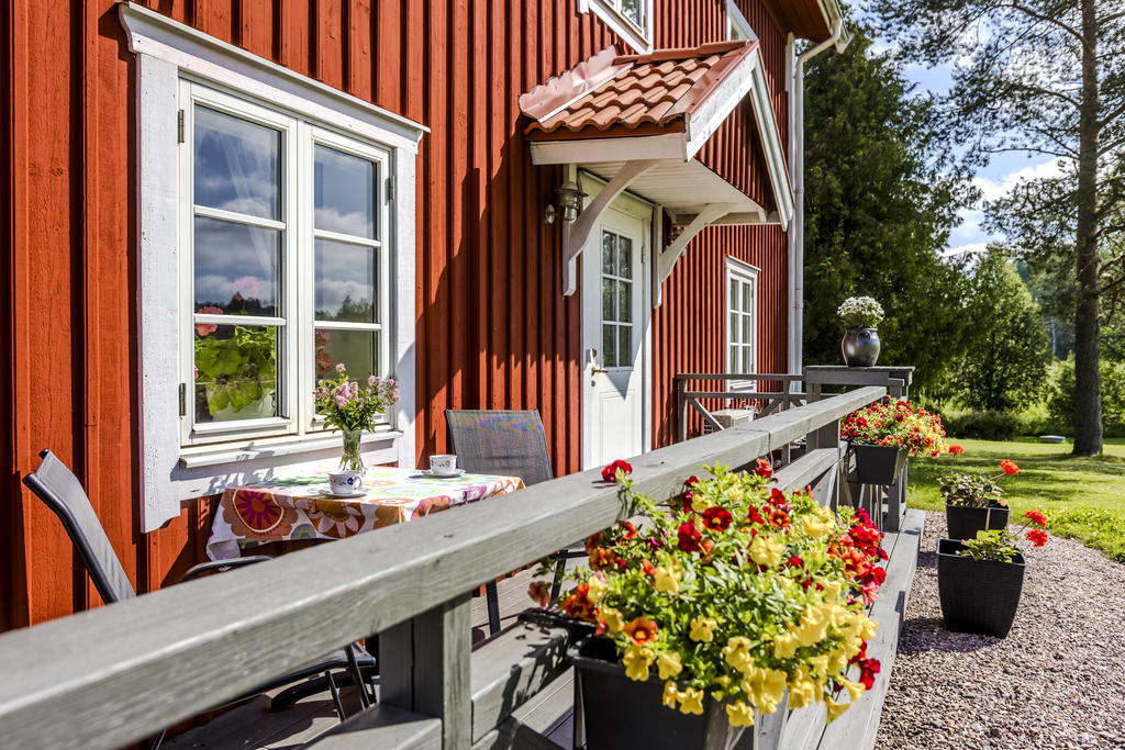 Huvudentré med anslutande altan