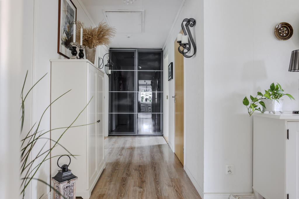Hall med dubbelgarderob