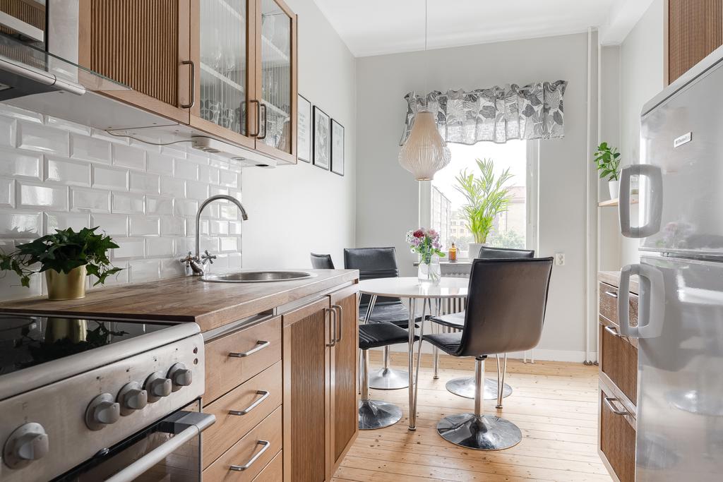 Köket bjuder på vackra trätiljor och plats för matbord vid fönstret