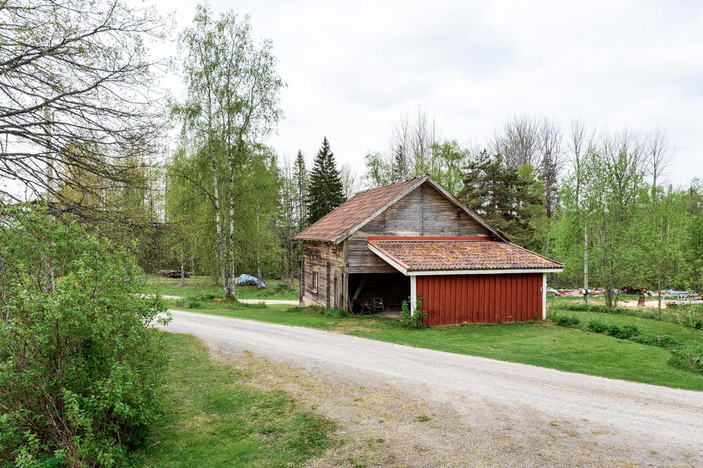 Uthus med carport 
