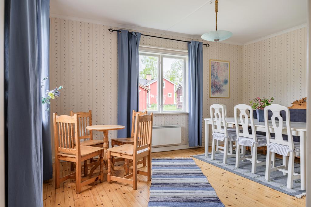 Vardagsrum med fönster i två olika väderstreck