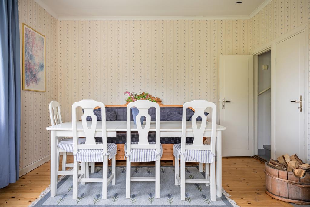 Här finns plats för soffgrupp och matsalsbord 