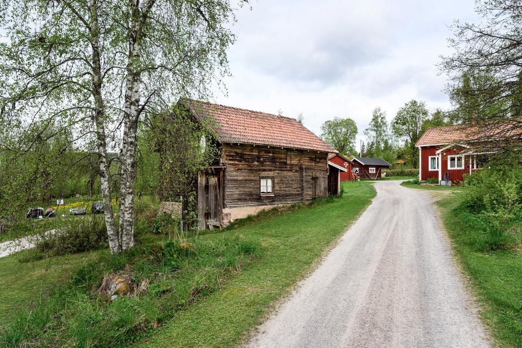 På tomten finns uthus med carport samt ett härbre