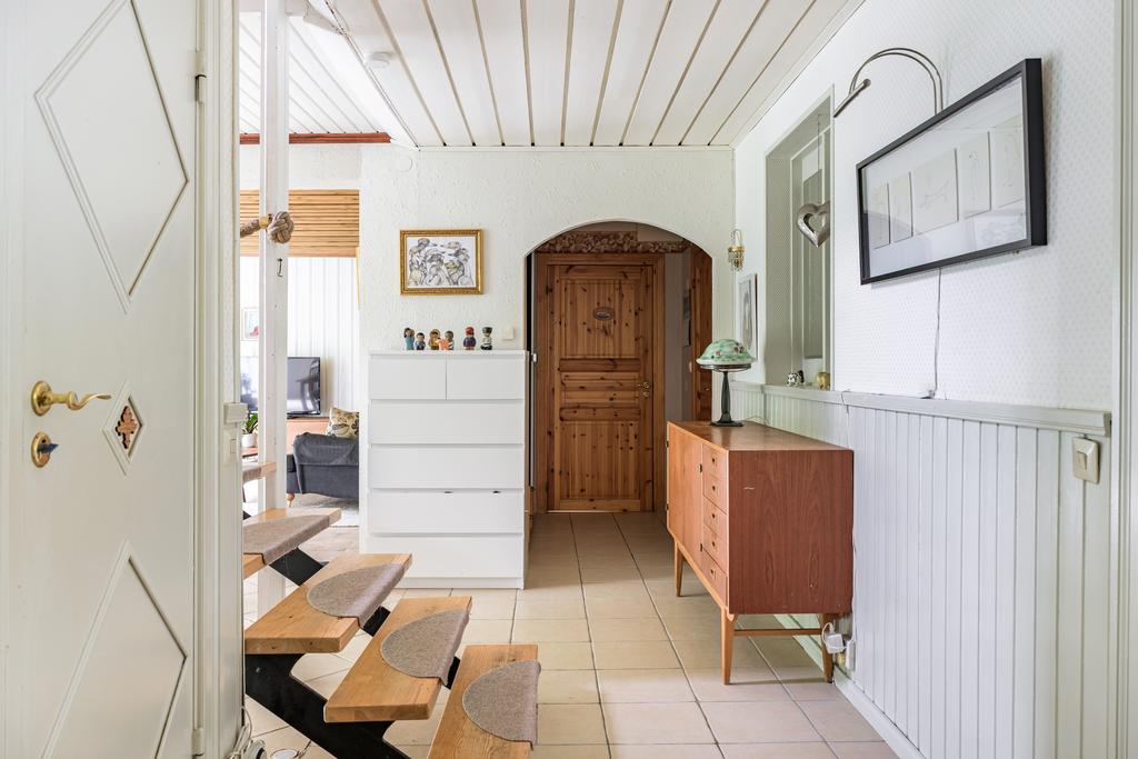 Hall sett mot badrum och tvättstuga