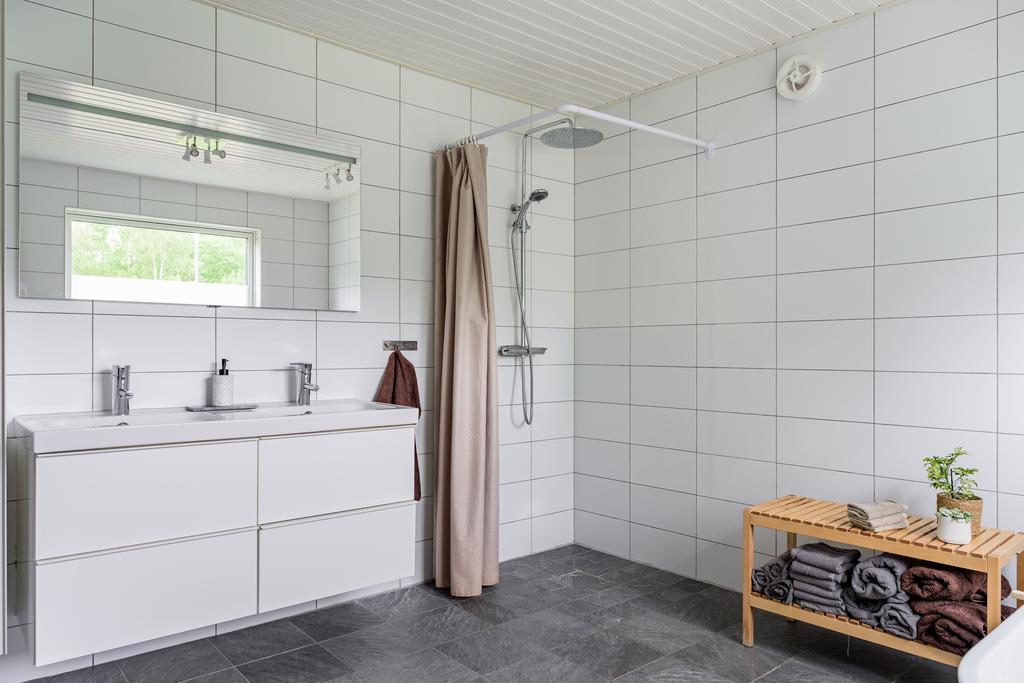 Stort, fönsterförsett badrum med wc, dusch och badkar
