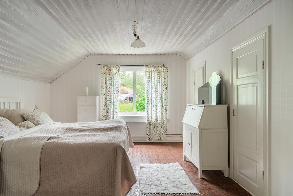 Sovrum 1 med klädkammare