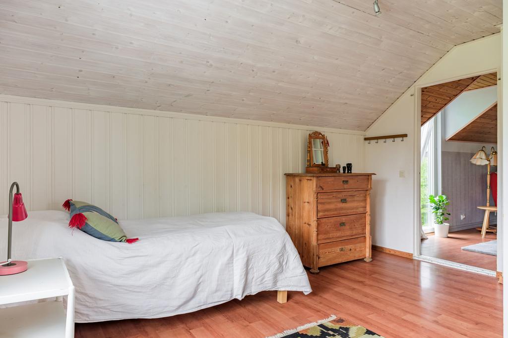 Sovrum 2 med arbetshörna 